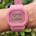 Casio Casio G-Shock DW-5610SL-4A4DR  наручные мужские часы фото под углом.