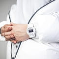 Casio Casio G-Shock DW-5600GC-7 электронные мужские часы часы, крупный план черный циферблат