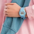 Casio Casio G-Shock DW-5600SC-2 DW-5600 наручные женские часы фото под углом.